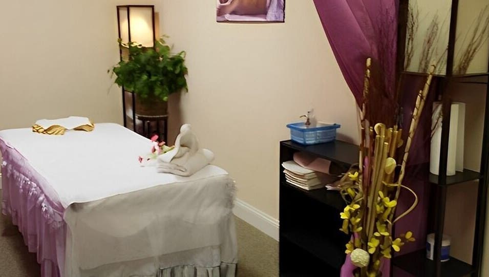 Tranquil massage room at Oba Massage, Jacksonville, Florida, US with a decorated table and ambient lighting.