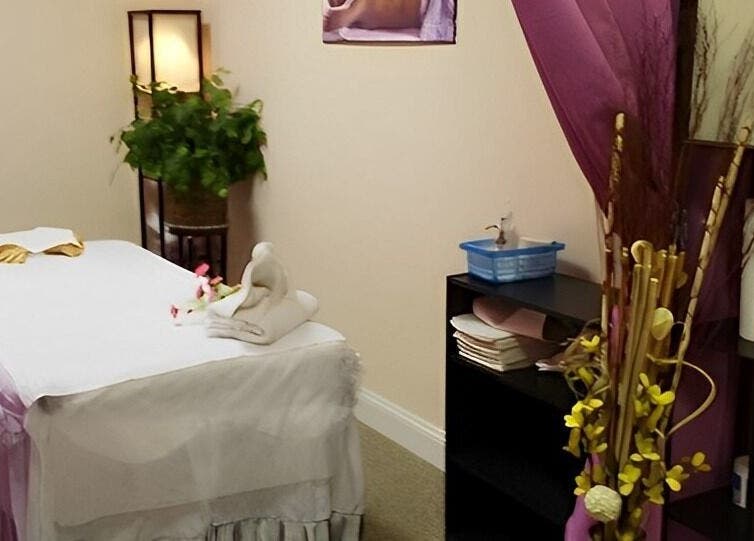 Tranquil massage room at Oba Massage, Jacksonville, Florida, US with a decorated table and ambient lighting.