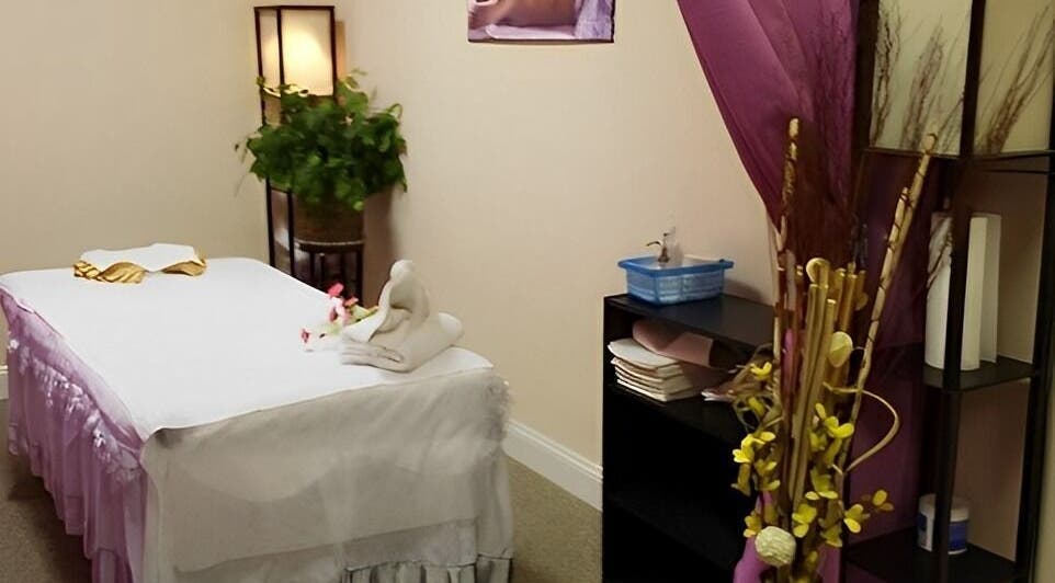 Tranquil massage room at Oba Massage, Jacksonville, Florida, US with a decorated table and ambient lighting.