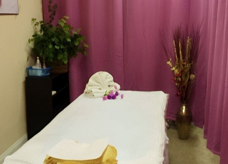 Tranquil massage room at Oba Massage, Jacksonville, Florida, US with soft lighting and elegant decor.