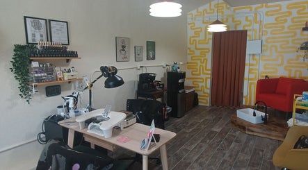Interior moderno de Akua Luna Nail Art Studio en Luquillo, PR, con decoración elegante y acogedora.