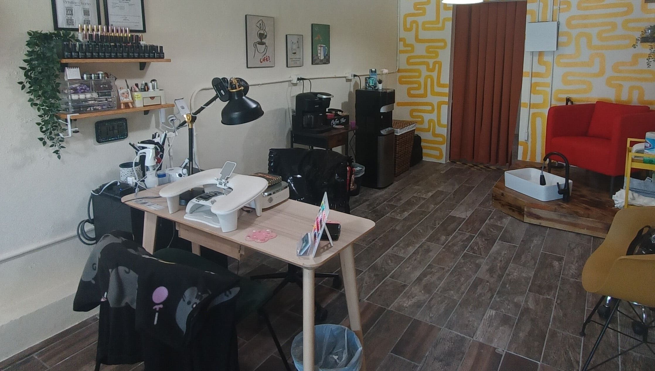 Interior de Akua Luna Nail Art Studio en Luquillo, PR con área de manicura y pedicura.