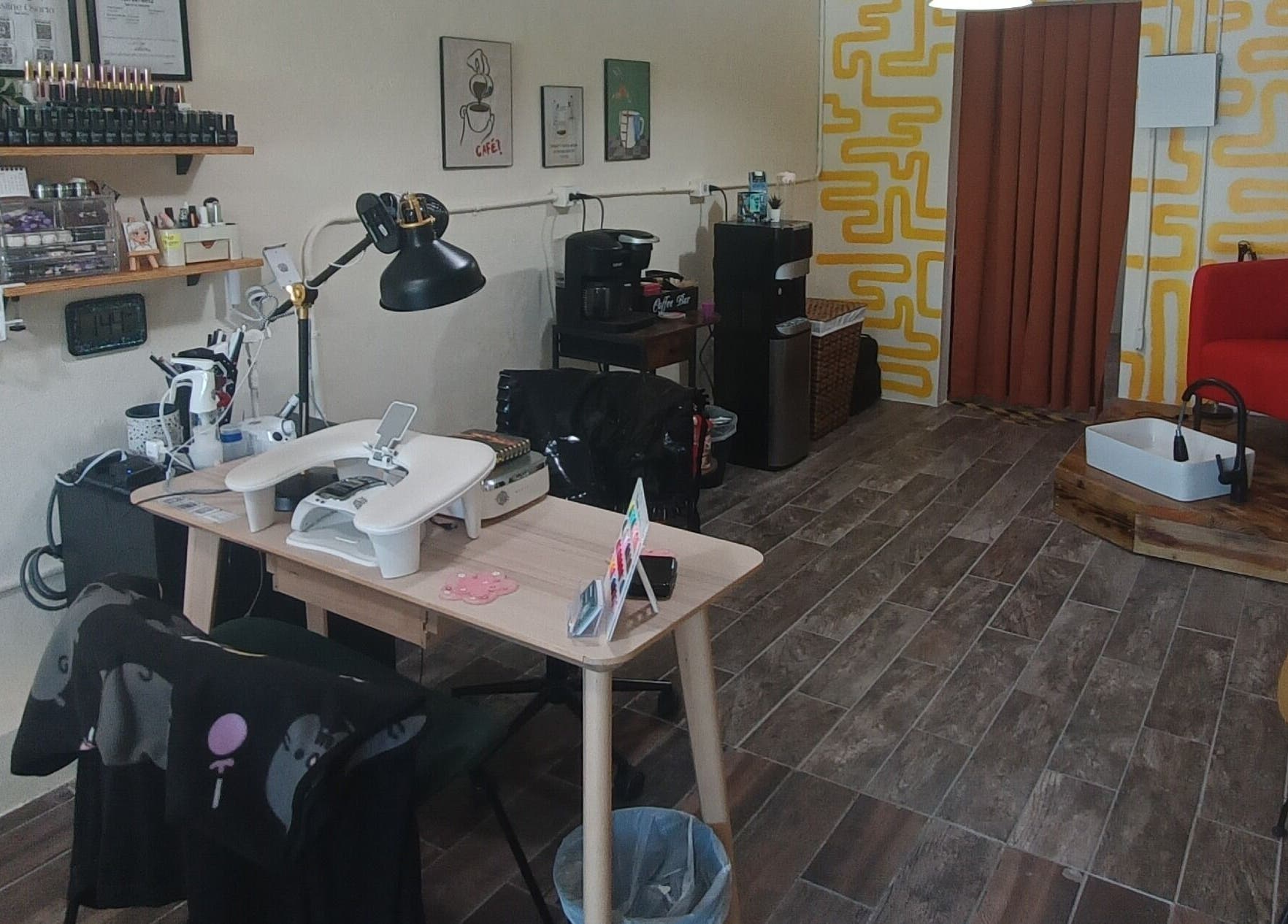 Interior de Akua Luna Nail Art Studio en Luquillo, PR con área de manicura y pedicura.