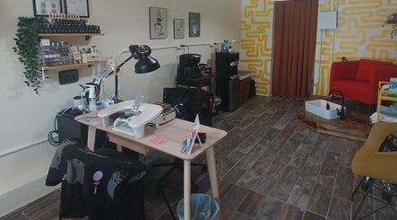 Interior de Akua Luna Nail Art Studio en Luquillo, PR con área de manicura y pedicura.