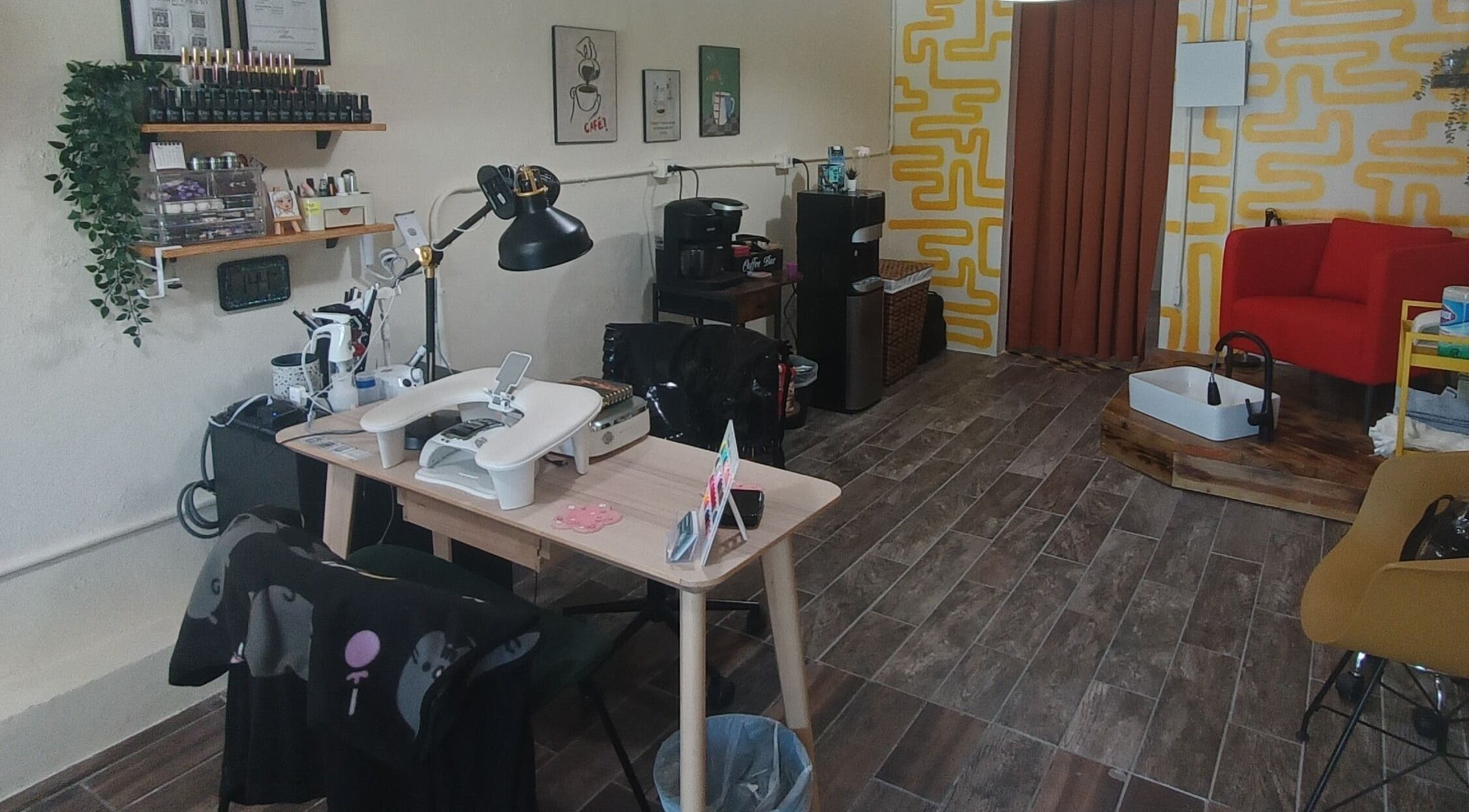 Interior de Akua Luna Nail Art Studio en Luquillo, PR con área de manicura y pedicura.