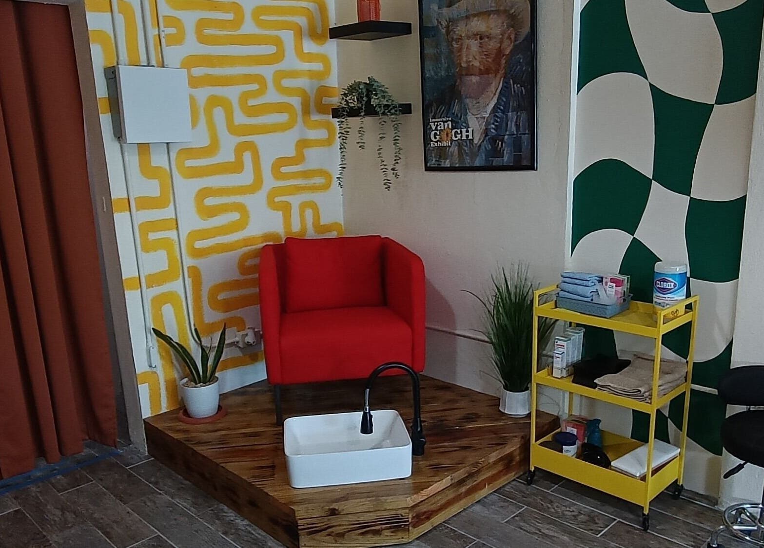 Silla roja en estudio Akua Luna Nail Art Studio en Luquillo, PR, rodeada de decoración artística.