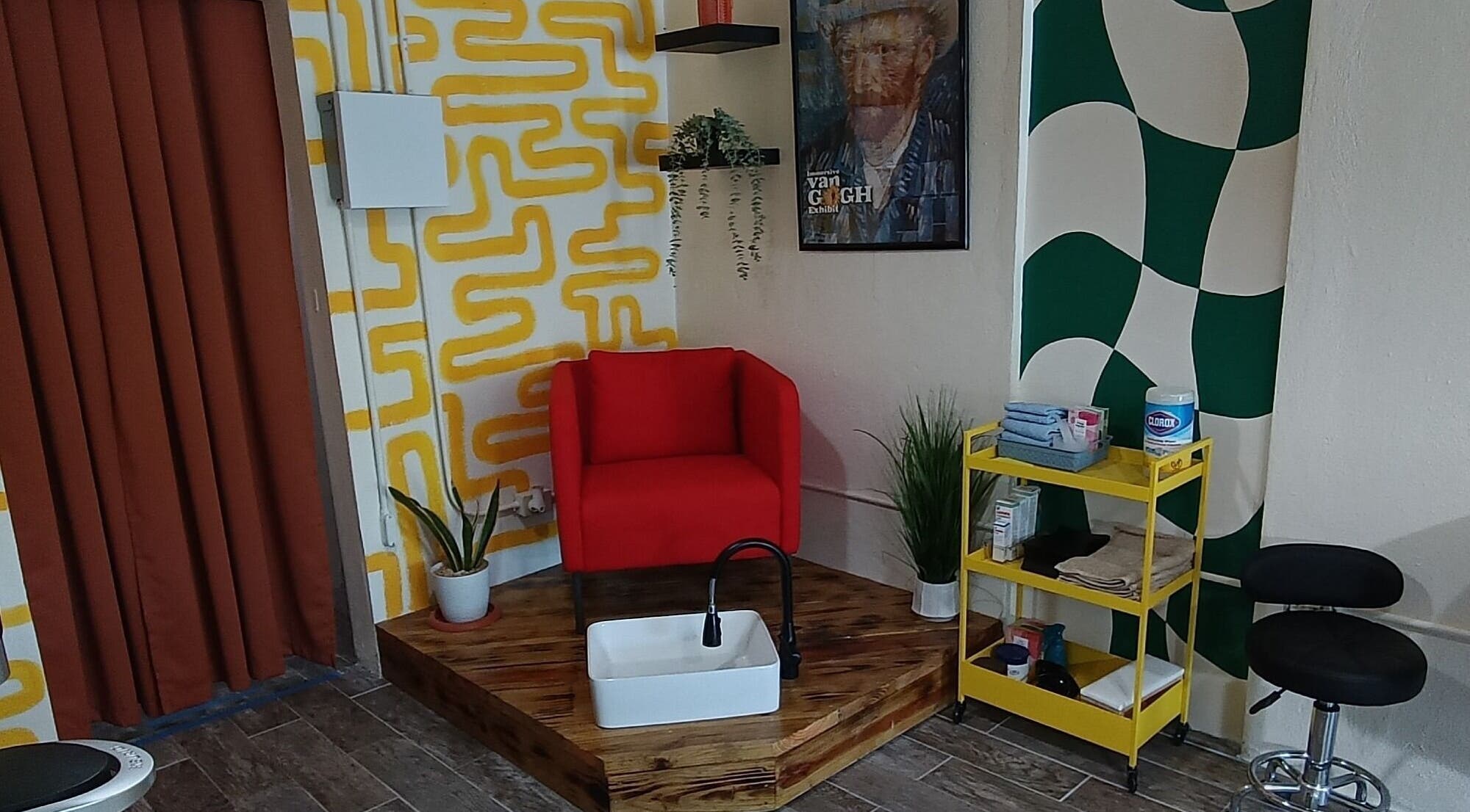 Silla roja en estudio Akua Luna Nail Art Studio en Luquillo, PR, rodeada de decoración artística.