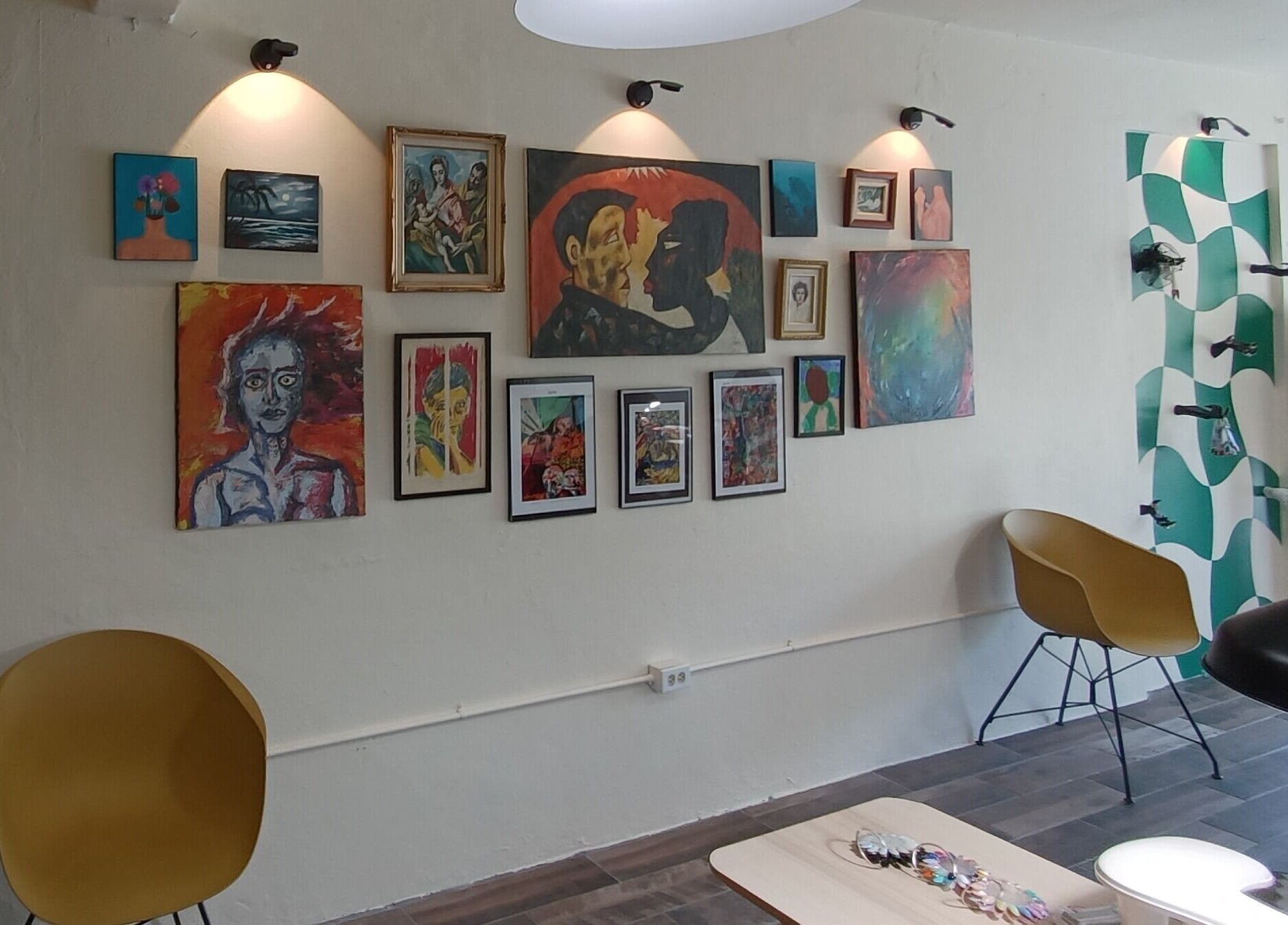 Interior artístico de Akua Luna Nail Art Studio en Luquillo, PR, con pinturas coloridas en la pared.