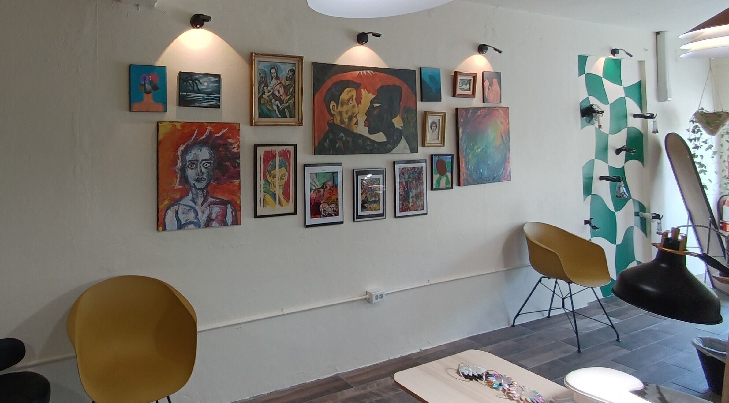 Interior artístico de Akua Luna Nail Art Studio en Luquillo, PR, con pinturas coloridas en la pared.
