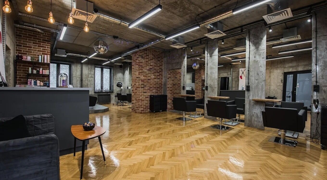 Nowoczesne wnętrze HUGZ Hair&Beauty w Warszawa, Województwo Mazowieckie, PL.