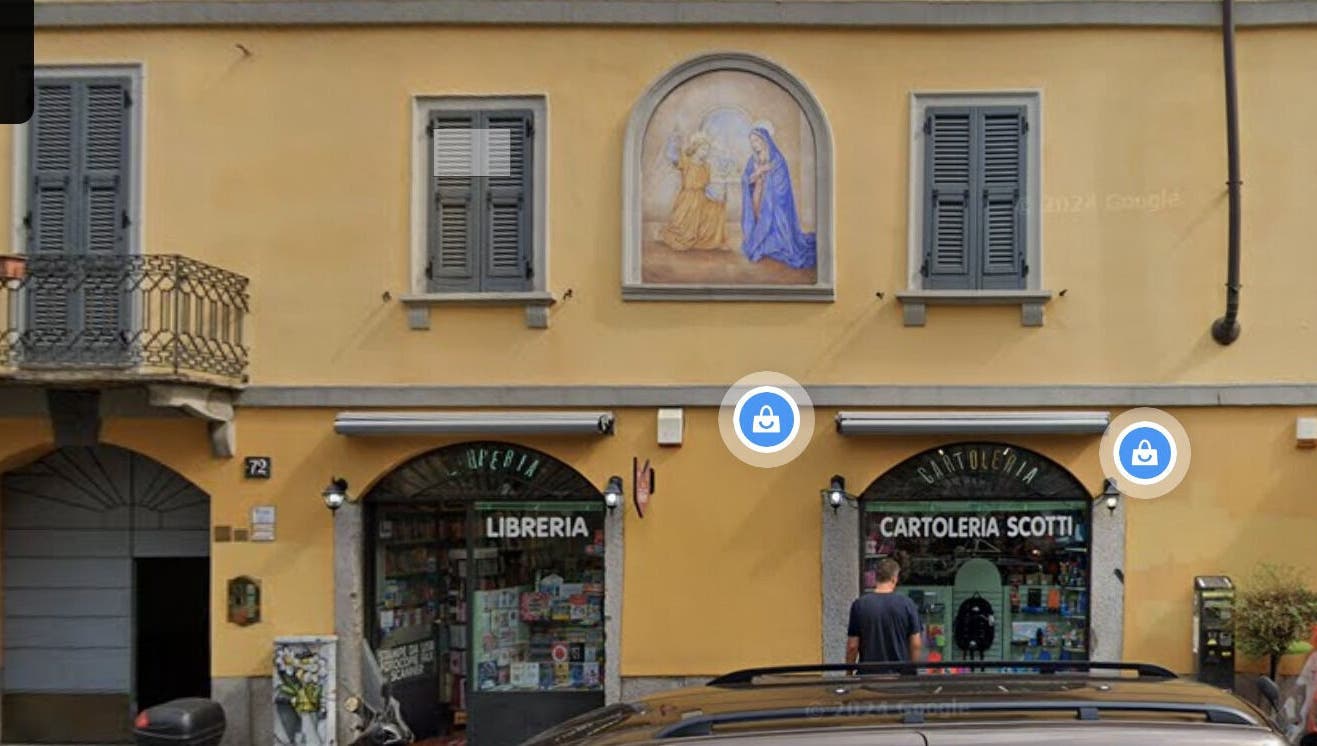 Facciata di un edificio storico a Milano con libreria e cartoleria, vicino a Nonnetta del trucco, Milano, Lombardia, IT.