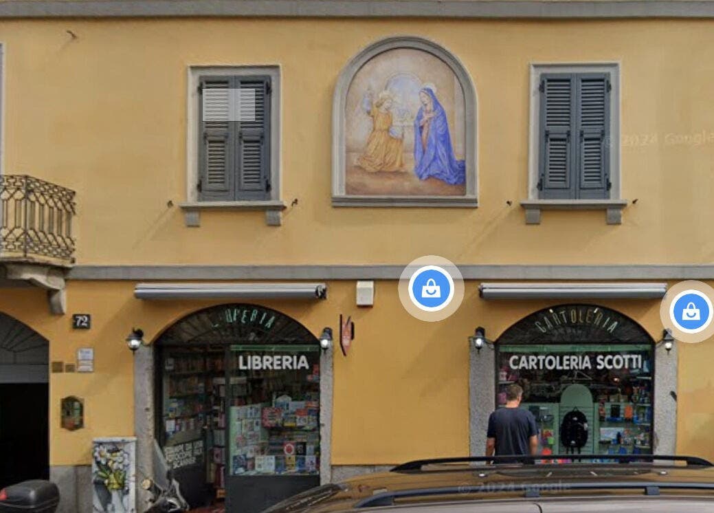 Facciata di un edificio storico a Milano con libreria e cartoleria, vicino a Nonnetta del trucco, Milano, Lombardia, IT.