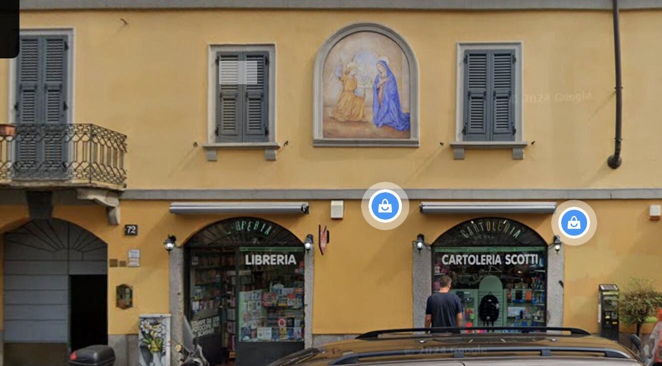 Facciata di un edificio storico a Milano con libreria e cartoleria, vicino a Nonnetta del trucco, Milano, Lombardia, IT.