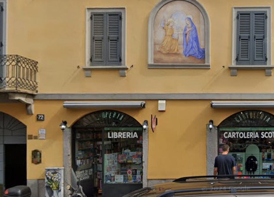 Facciata di un edificio con affreschi vicino a Nonnetta del trucco, Milano, Lombardia, IT.