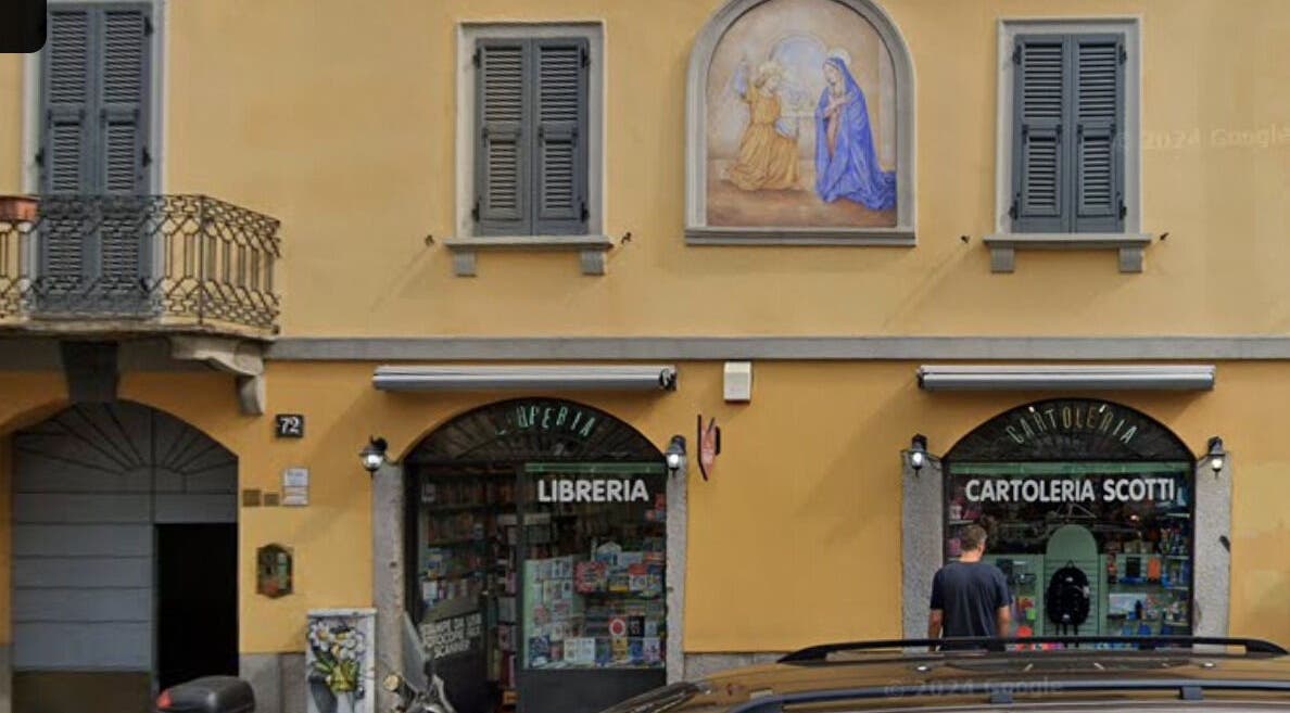 Facciata di un edificio con affreschi vicino a Nonnetta del trucco, Milano, Lombardia, IT.