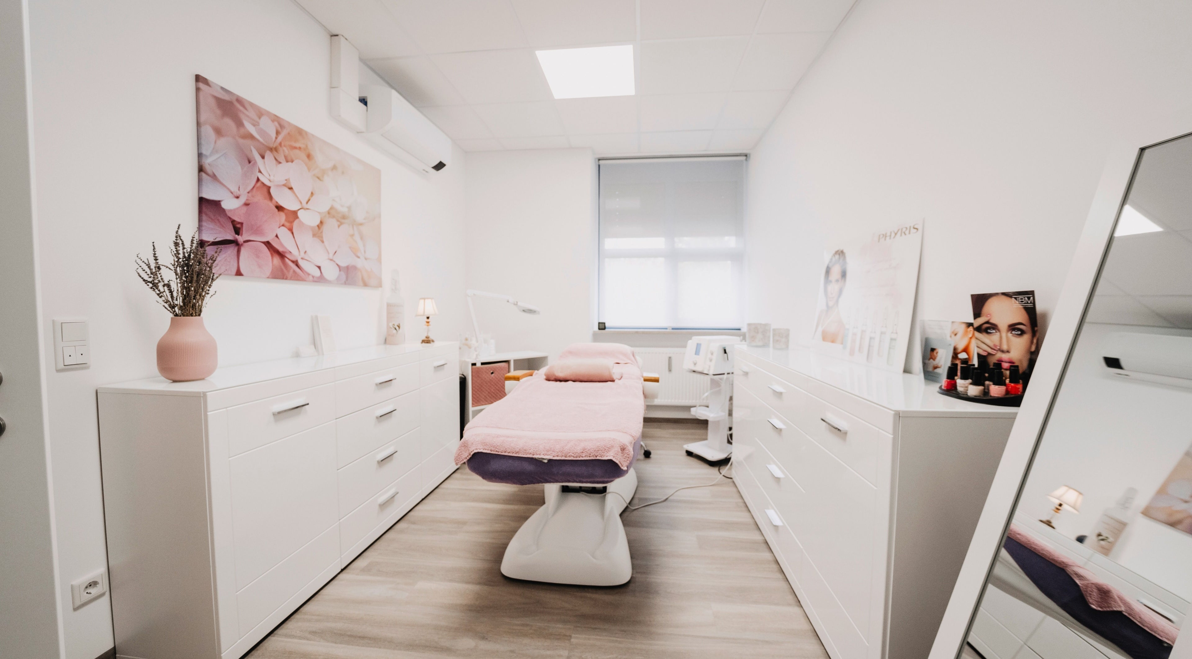 Entspannender Behandlungsraum im Kosmetikstudio Harmonie by Valerie, Regensburg, Bayern, DE mit eleganter Einrichtung.