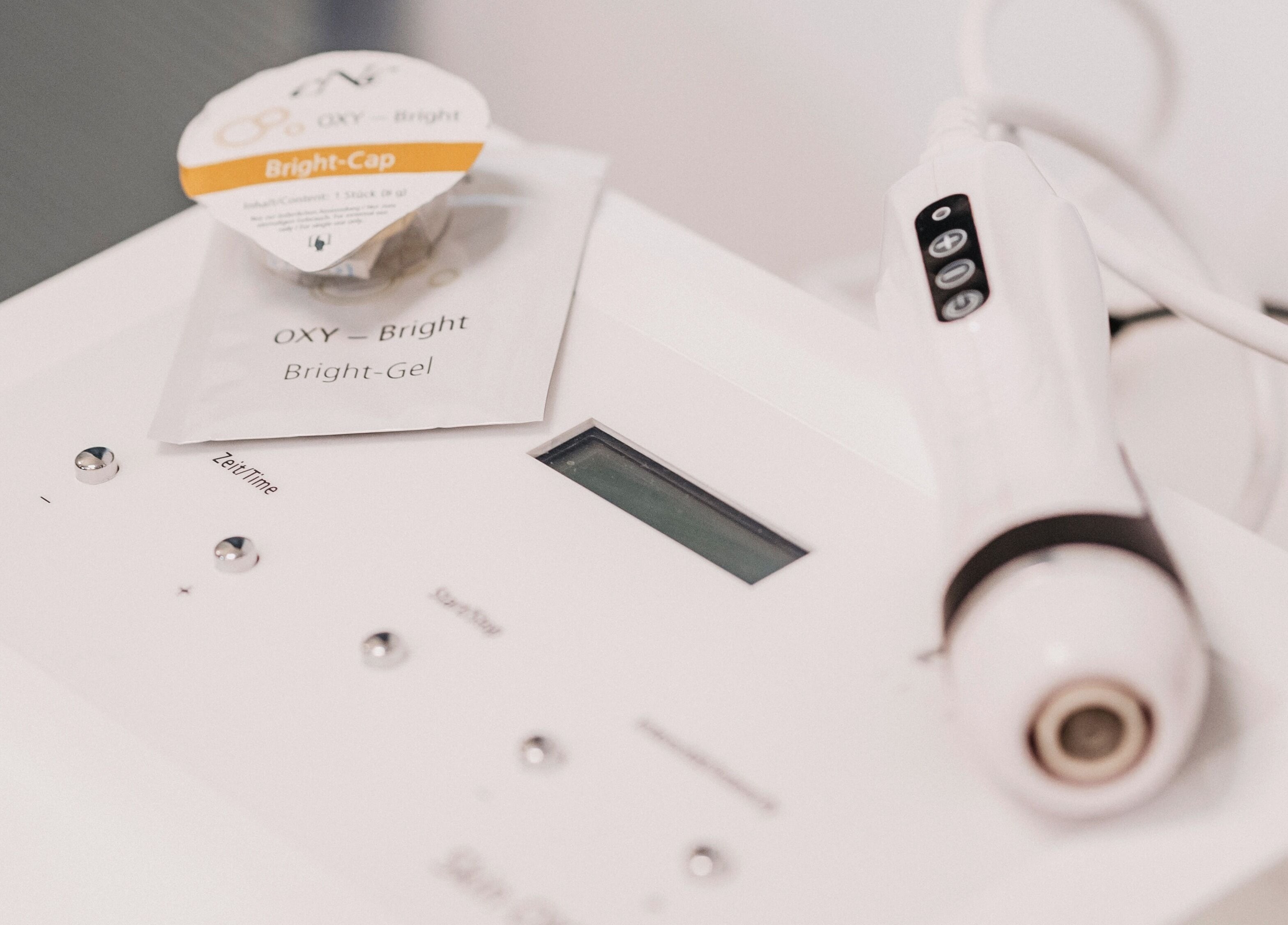 Kosmetikgerät bei Kosmetikstudio Harmonie by Valerie, Regensburg, Bayern, DE für Hautbehandlungen.