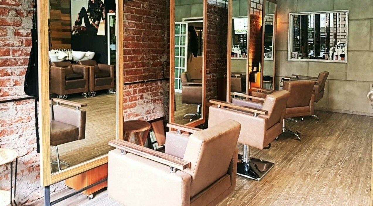 Salón de belleza elegante en The Fashion Victim, Ciudad De México, Ciudad De México, MX con sillas y espejos modernos.