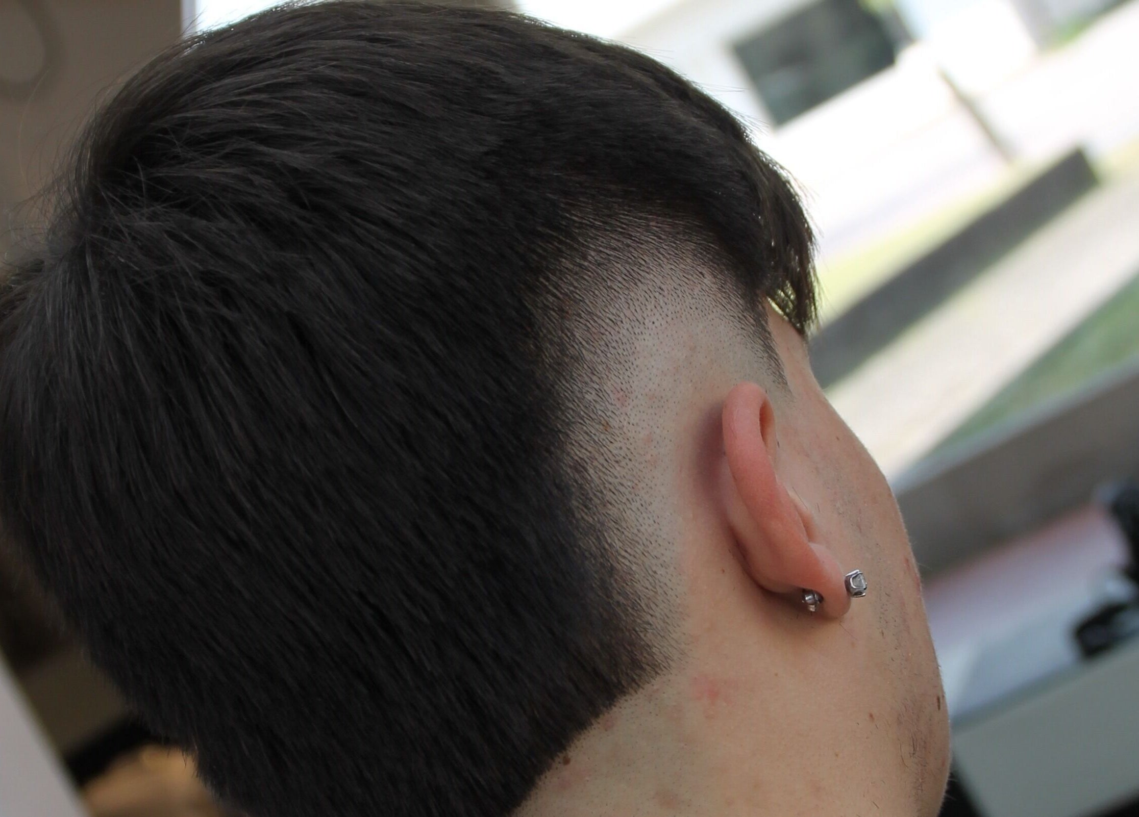 Taglio elegante a squizz_culture, Salzano, Veneto, IT, con rasatura pulita e dettagli curati.