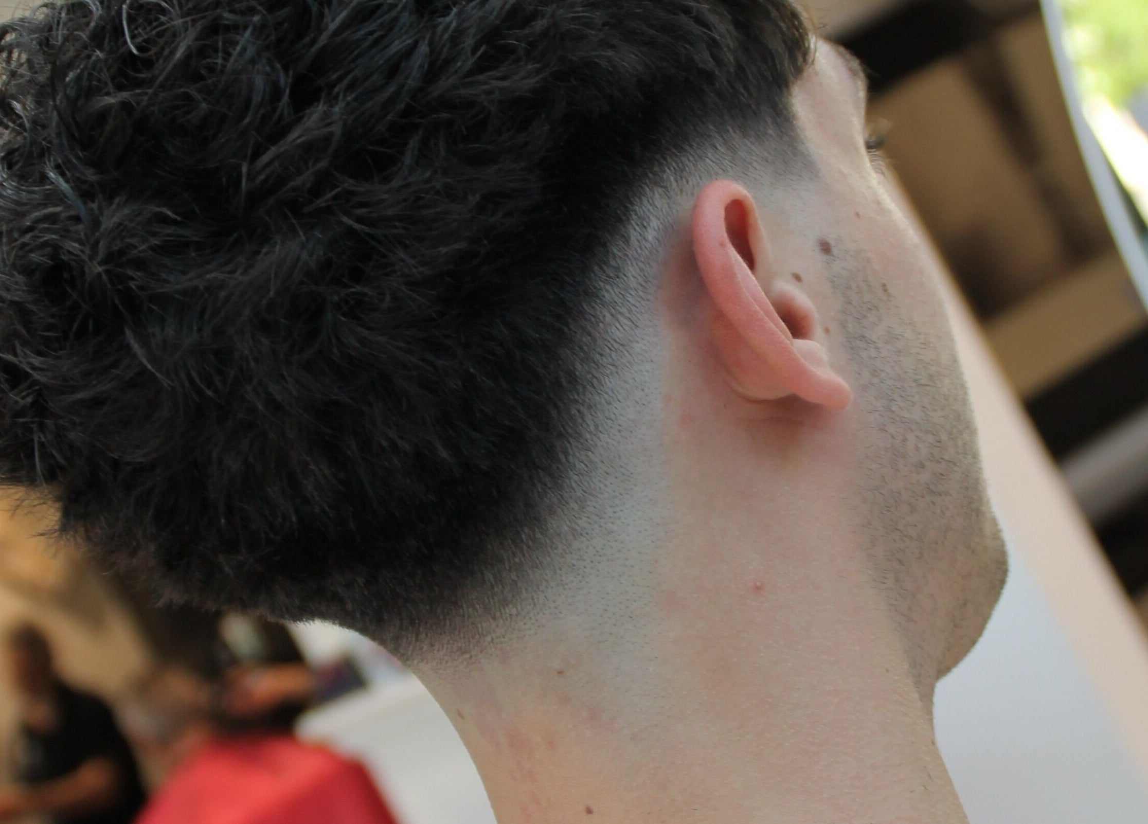 Elegante taglio di capelli presso squizz_culture a Salzano, Veneto, IT. Sfumatura precisa e moderna.