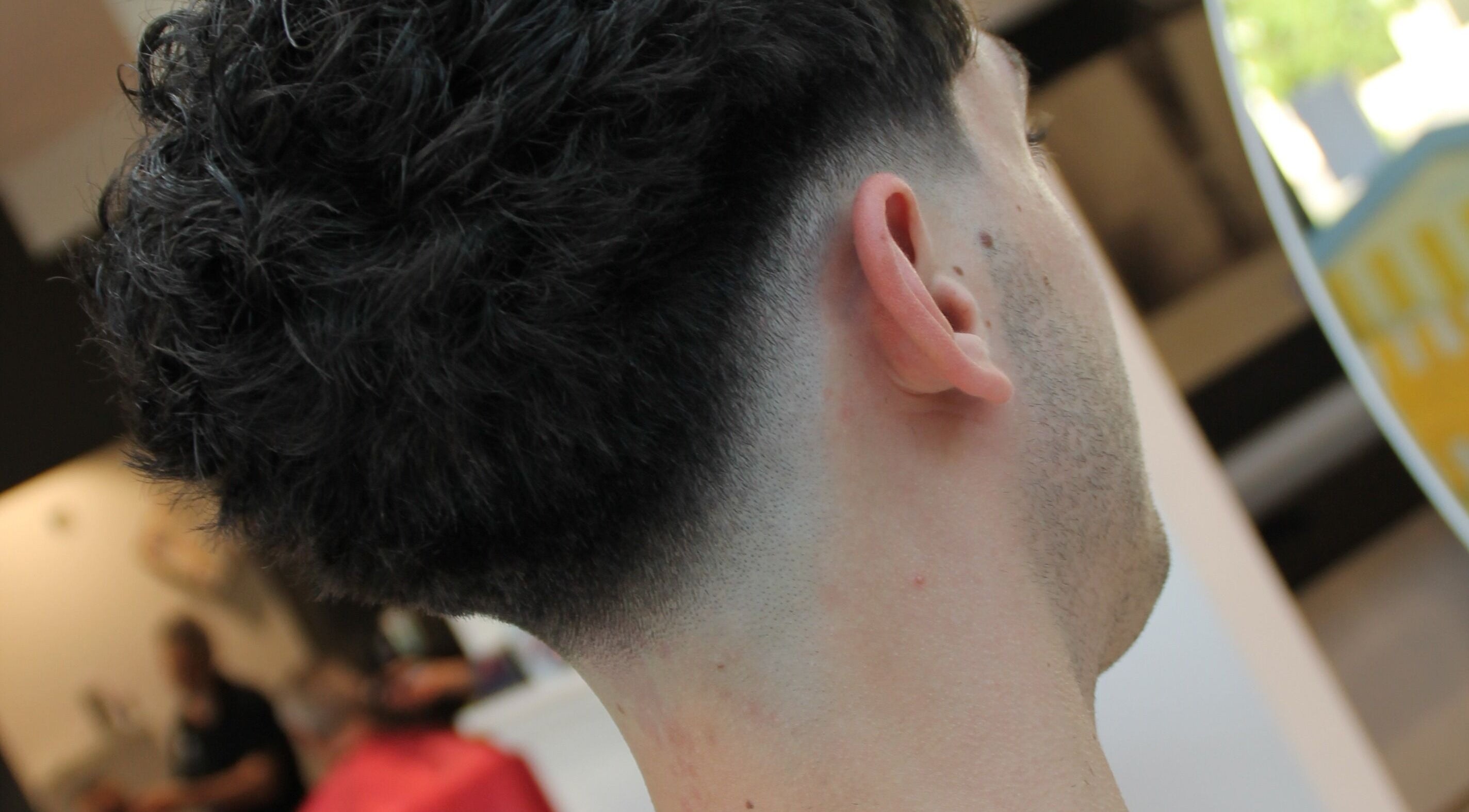 Elegante taglio di capelli presso squizz_culture a Salzano, Veneto, IT. Sfumatura precisa e moderna.