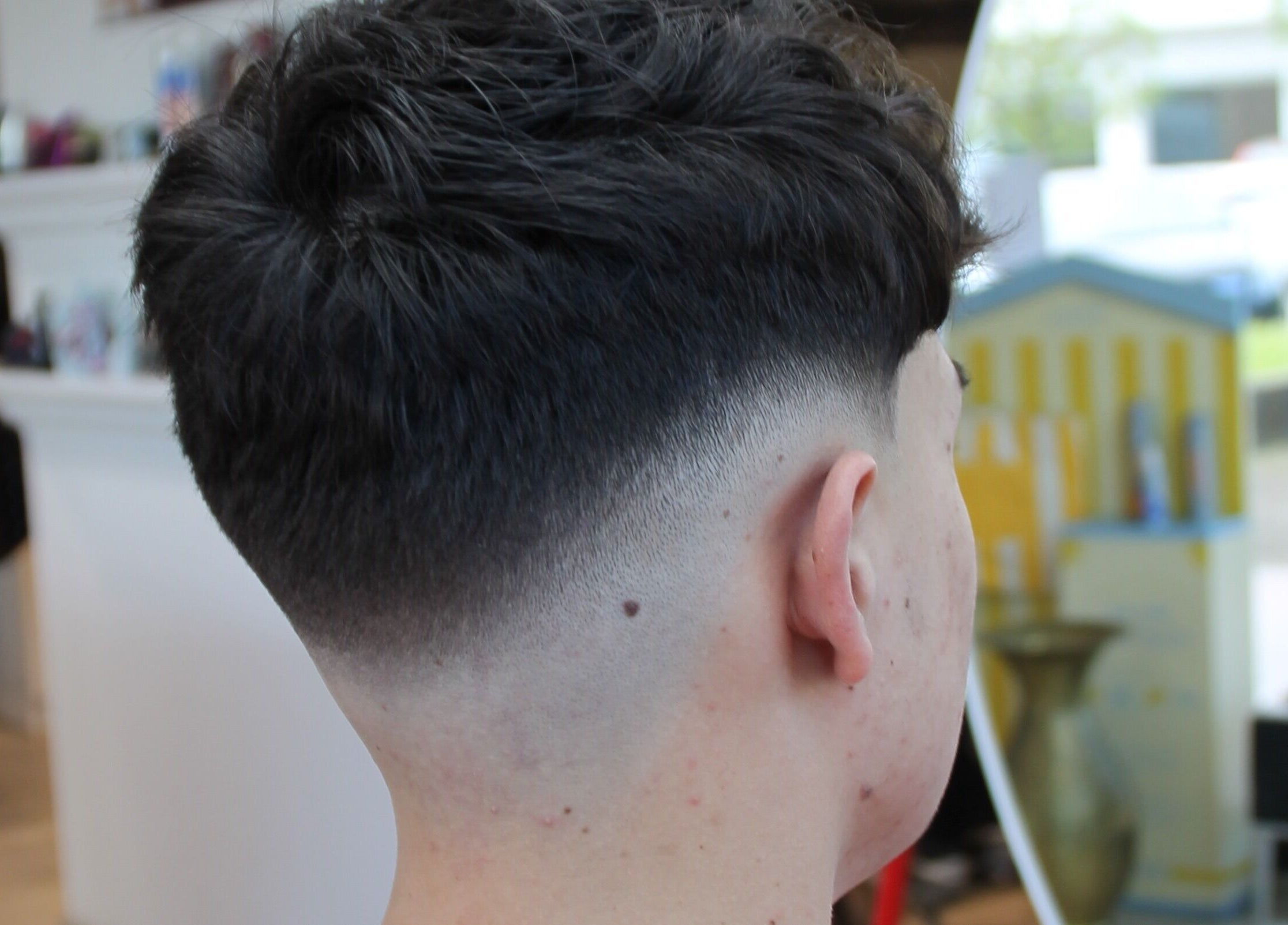 Taglio di capelli sfumato moderno presso squizz_culture a Salzano, Veneto, IT.