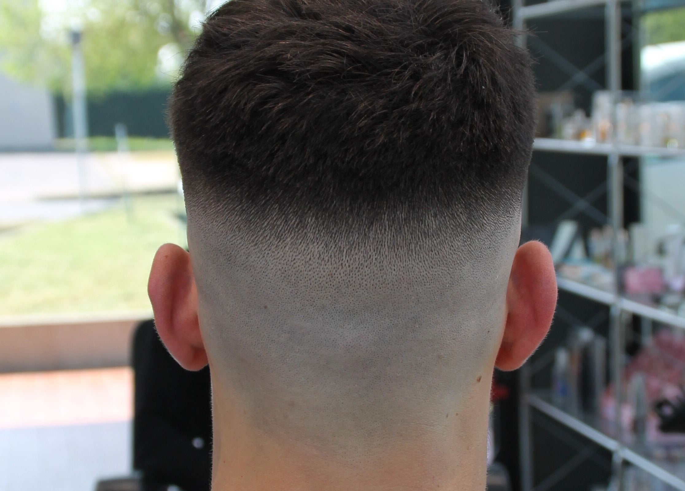 Acconciatura fade eseguita a squizz_culture, Salzano, Veneto, IT, mostra precisione nel taglio di capelli.