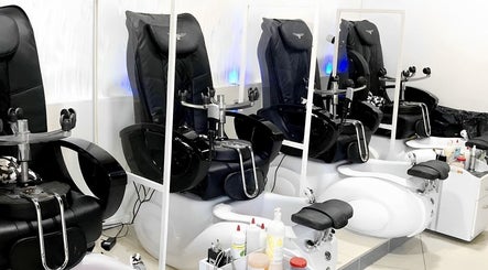 Grandiose Nails and Beauty image 2