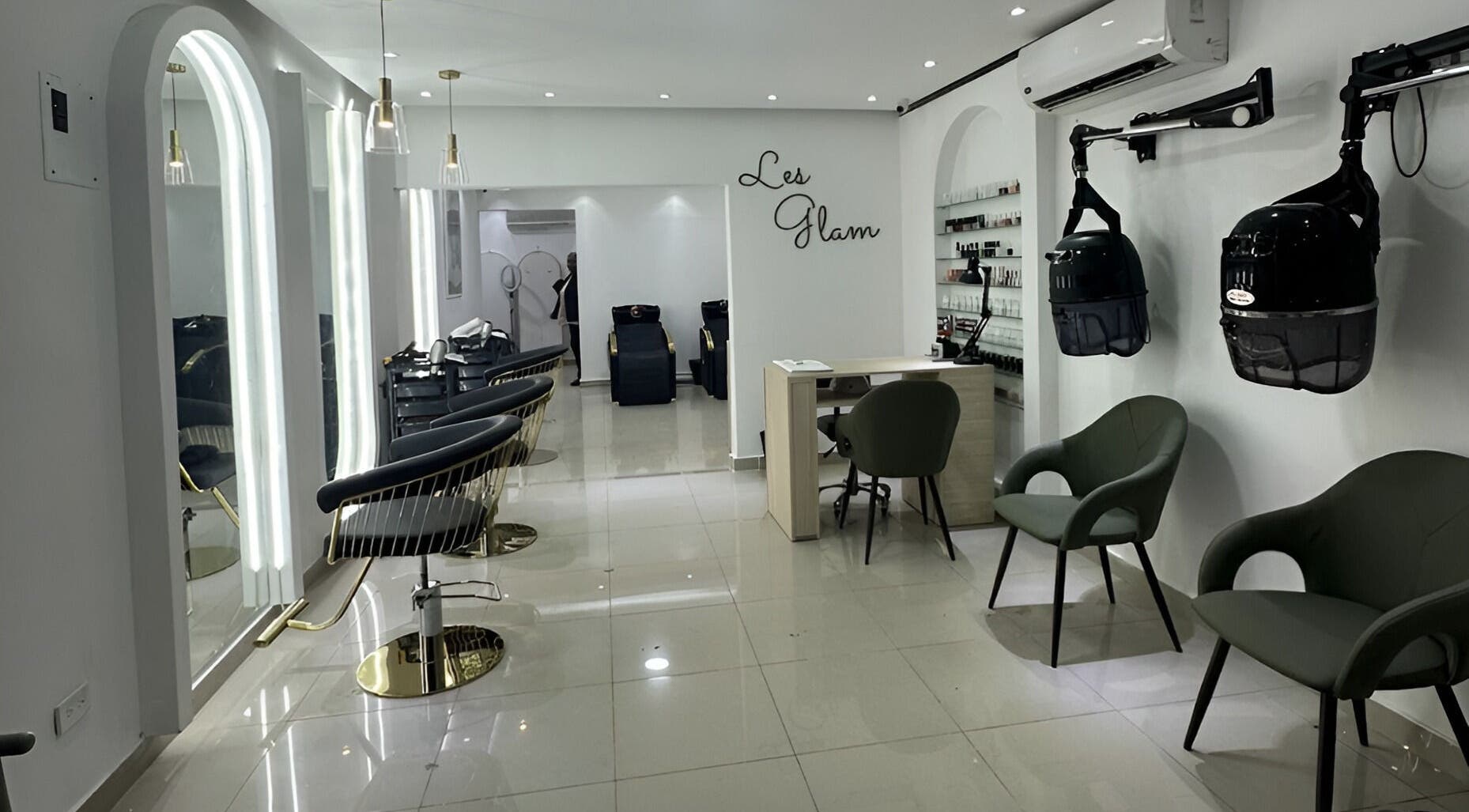 Interior elegante de Les Glam en Santo Domingo, Distrito Nacional, DO con estaciones de belleza modernas.