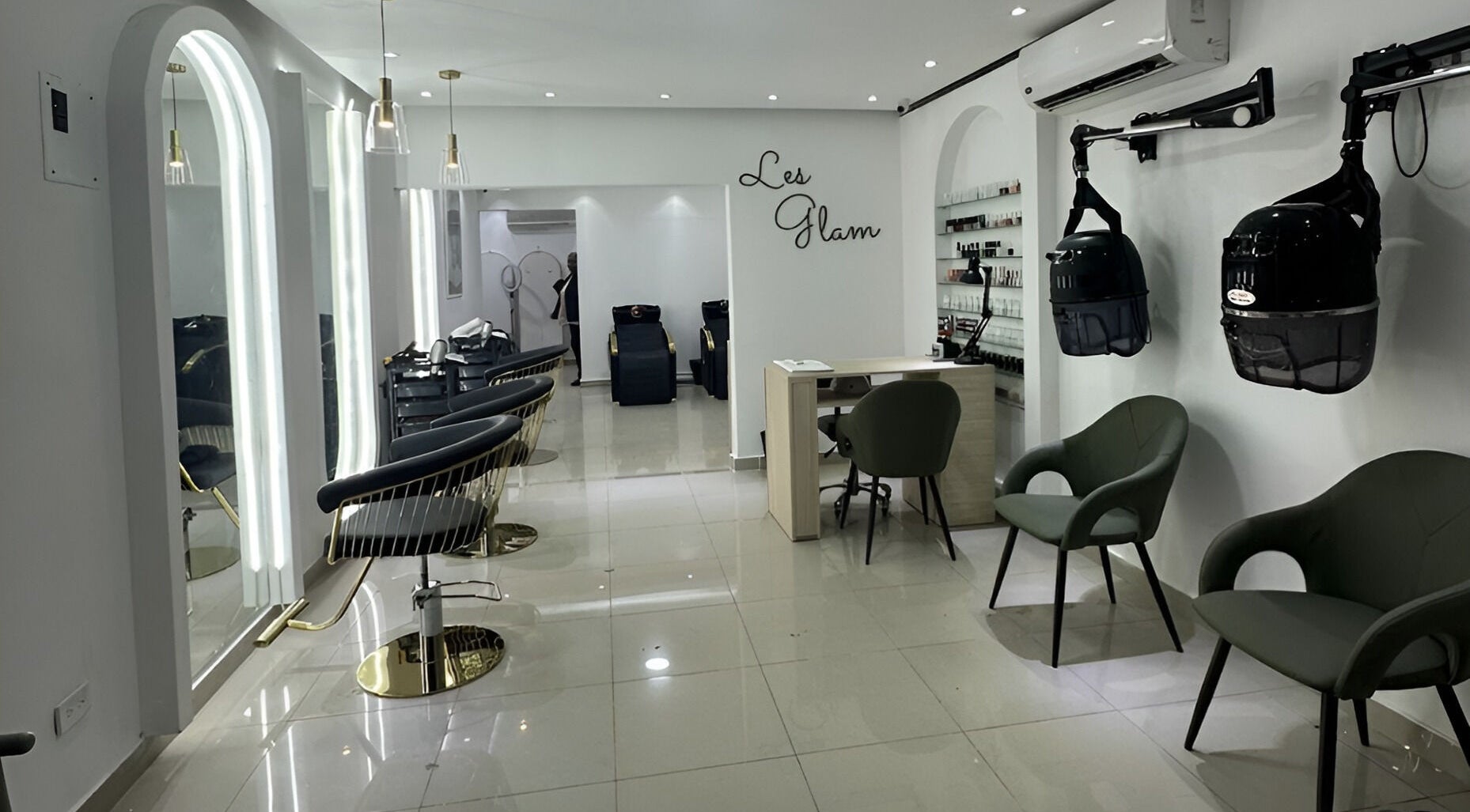 Interior elegante de Les Glam en Santo Domingo, Distrito Nacional, DO con estaciones de belleza modernas.
