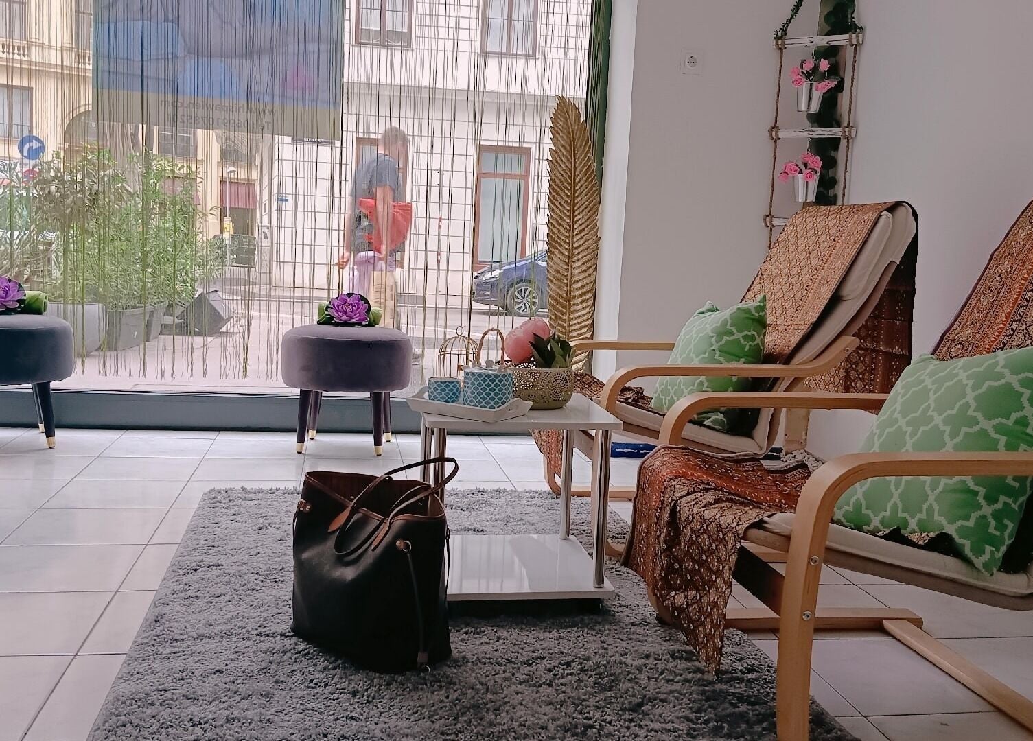 Innenraum von Hi Spa 1 in Wien, Wien, AT mit bequemen Stühlen, dezenter Dekoration und natürlichem Licht.