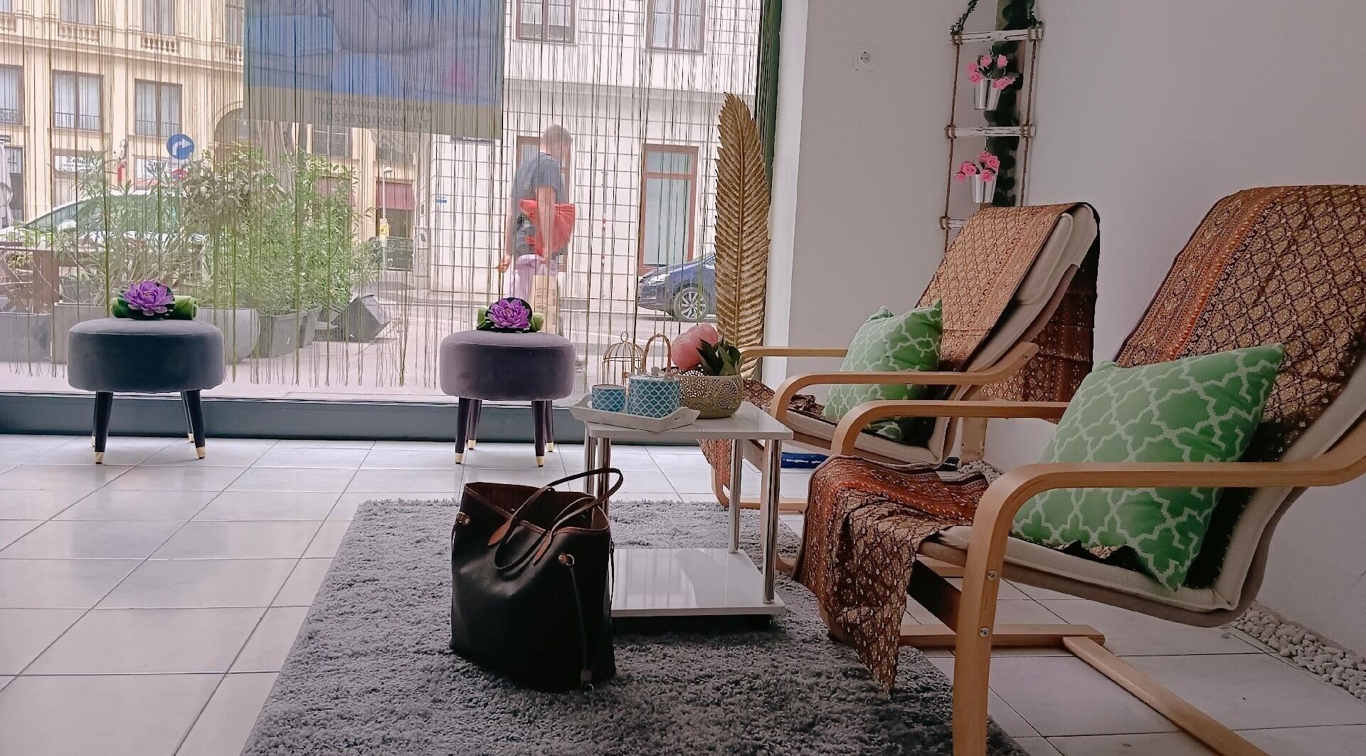 Innenraum von Hi Spa 1 in Wien, Wien, AT mit bequemen Stühlen, dezenter Dekoration und natürlichem Licht.