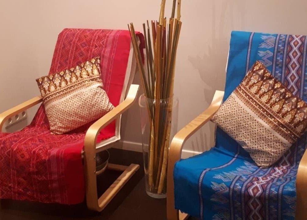 Gemütliche Entspannungsecke im Hi Spa 1 in Wien, Wien, AT mit farbenfrohen Sesseln und Kissen.