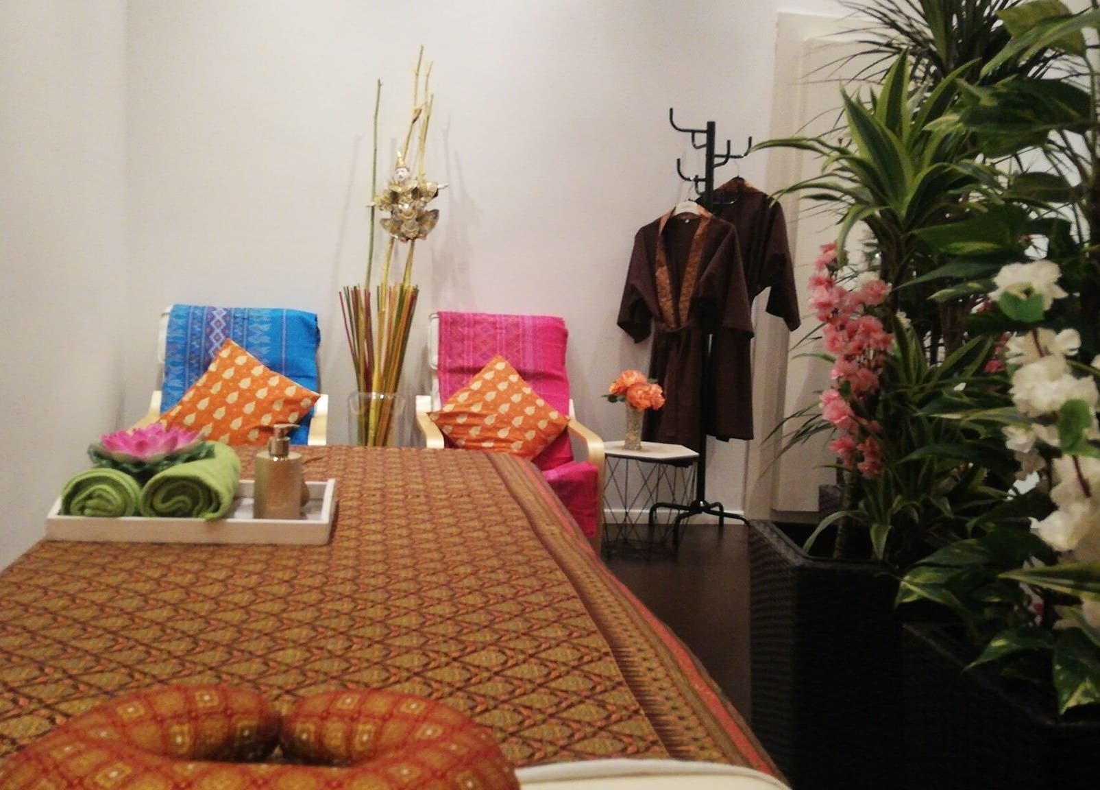 Innenansicht von Hi Spa 1 in Wien, Wien, AT mit gemütlichen Stühlen, Pflanzen und Dekoration.