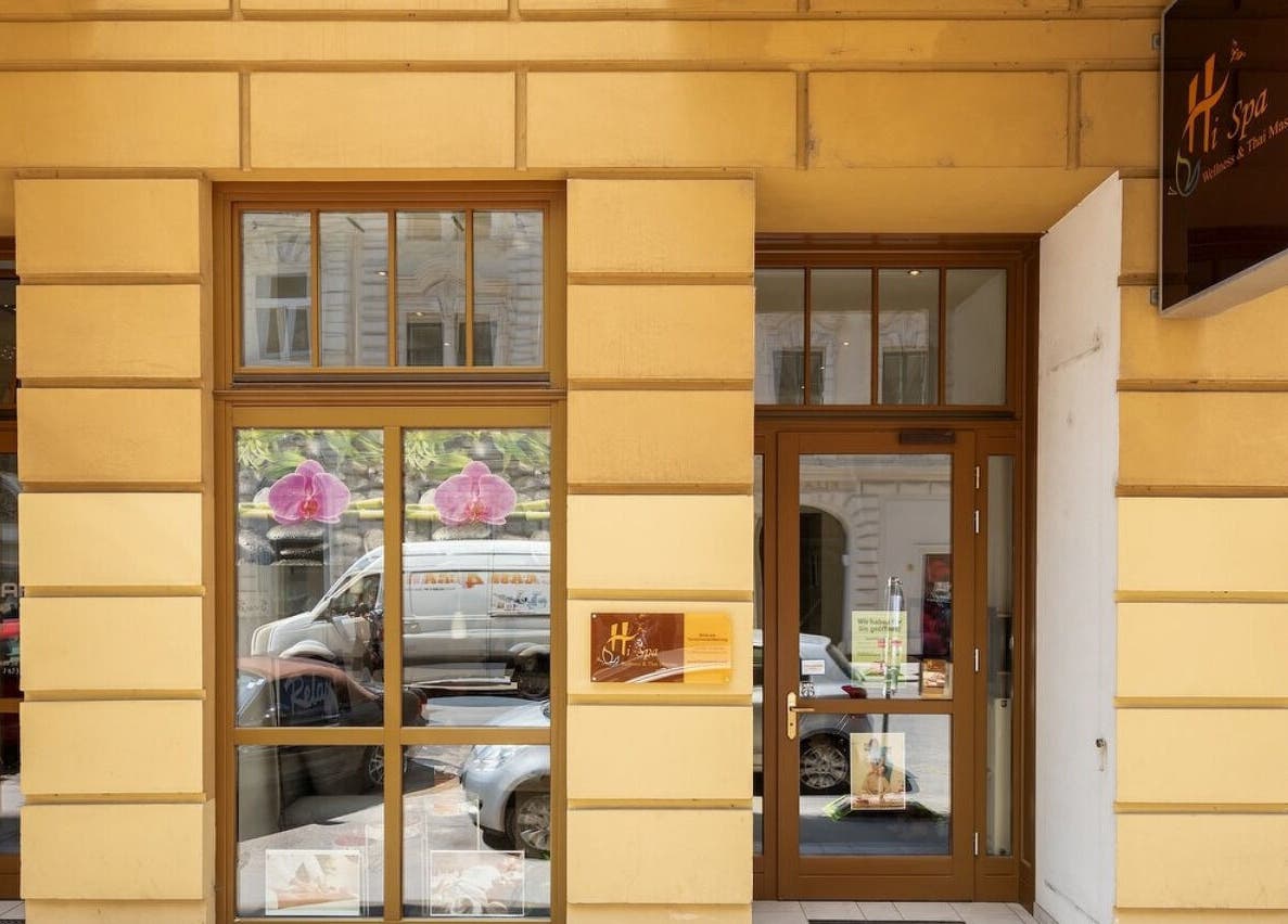 Außenansicht von Hi Spa 1 in Wien, Wien, AT mit schicker Glasfassade und Schild des Wellnesszentrums.