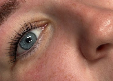Close-up of a bright eye at Lara Dow Beauty, showcasing natural lash beauty in Whitburn, Scotland, GB.
