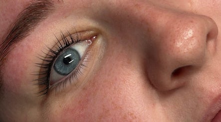 Close-up of a bright eye at Lara Dow Beauty, showcasing natural lash beauty in Whitburn, Scotland, GB.