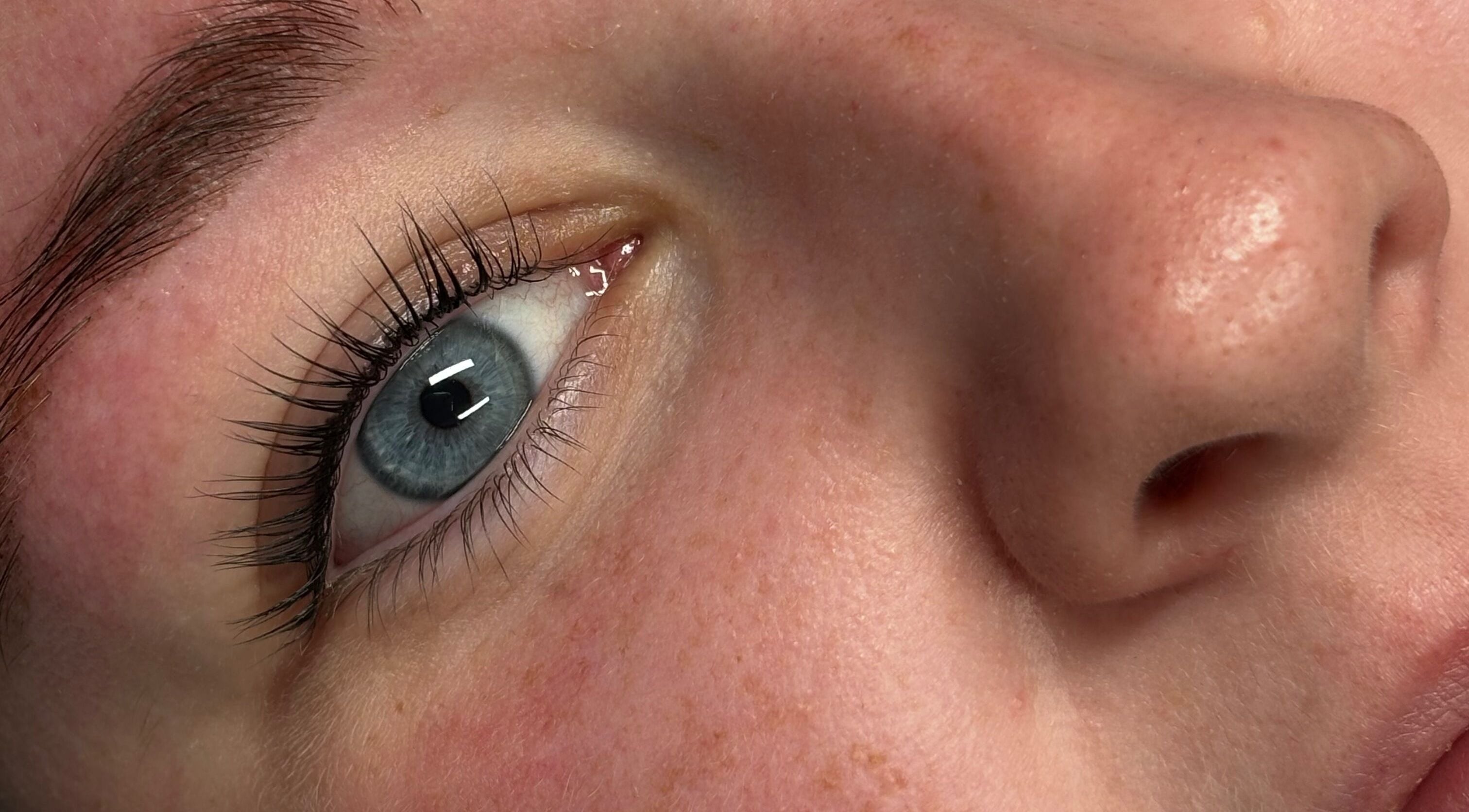 Close-up of a bright eye at Lara Dow Beauty, showcasing natural lash beauty in Whitburn, Scotland, GB.