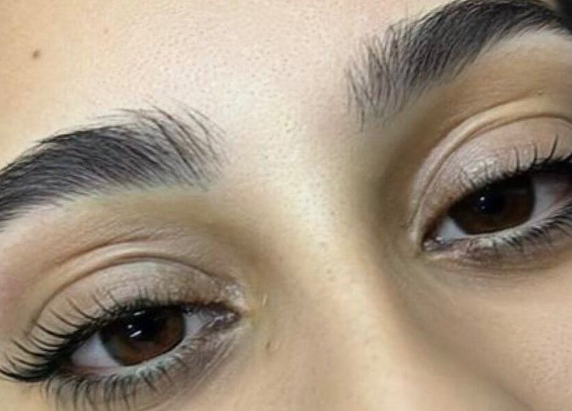 Close-up de sobrancelhas perfeitamente modeladas na EL STUDIO em Arrentela, Setúbal, PT.