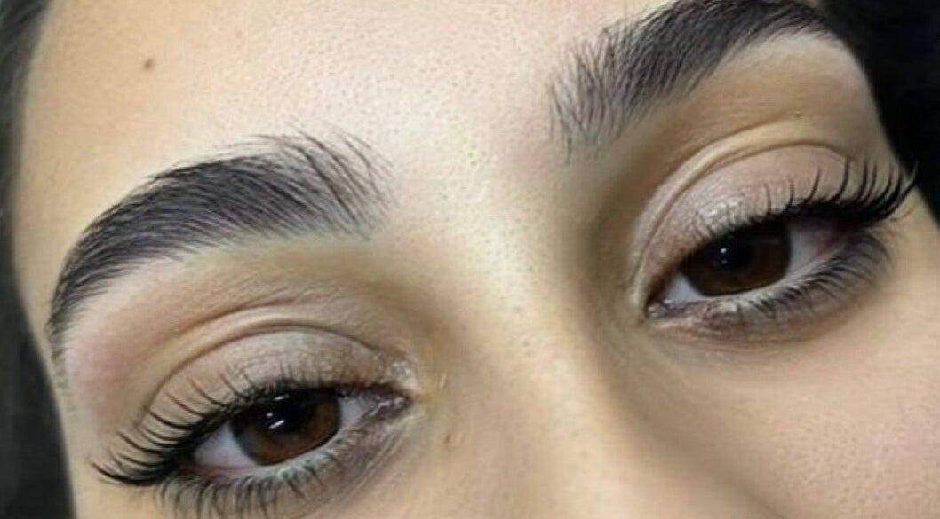 Close-up de sobrancelhas perfeitamente modeladas na EL STUDIO em Arrentela, Setúbal, PT.