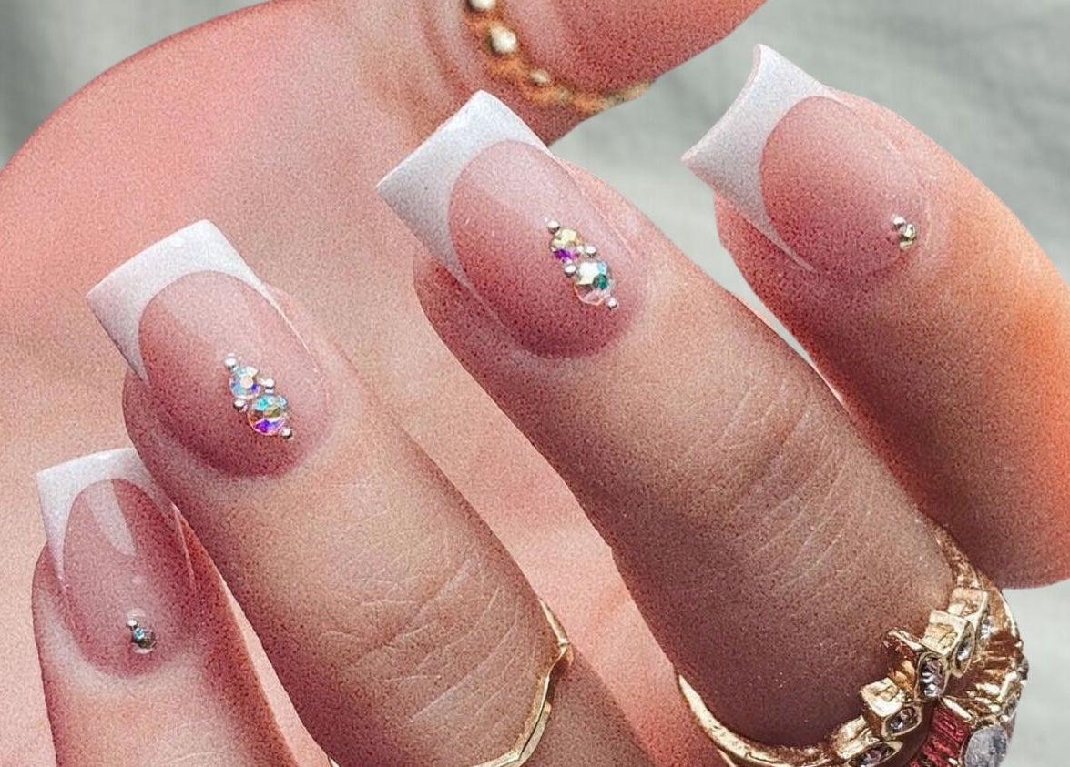 Unhas decoradas com pedrarias no EL STUDIO, Arrentela, Setúbal, PT.