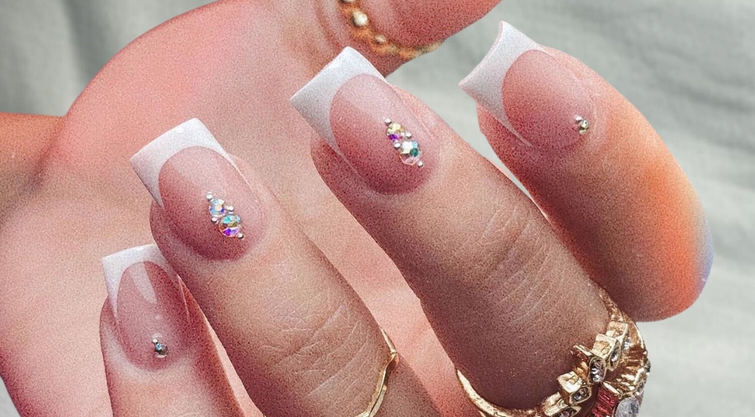 Unhas decoradas com pedrarias no EL STUDIO, Arrentela, Setúbal, PT.