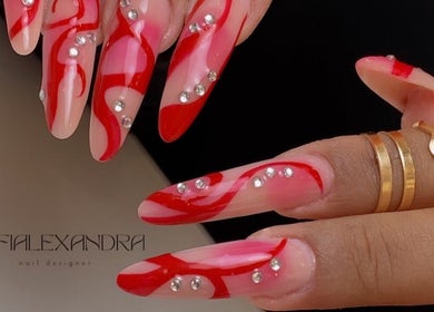 Unhas decoradas com design artístico em EL STUDIO, Arrentela, Setúbal, PT. Beleza elegante e moderna.