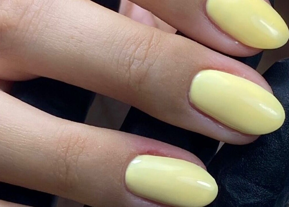 Unhas amarelas vibrantes no EL STUDIO, Arrentela, Setúbal, PT. Beleza e estilo único.