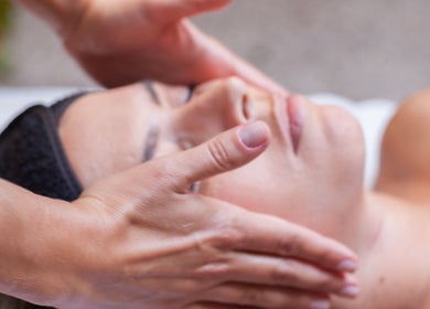 Sessão de massagem facial no Camila Battista, 00, Lisboa, PT, proporcionando relaxamento e bem-estar.