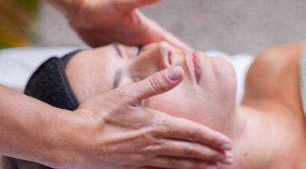Sessão de massagem facial no Camila Battista, 00, Lisboa, PT, proporcionando relaxamento e bem-estar.