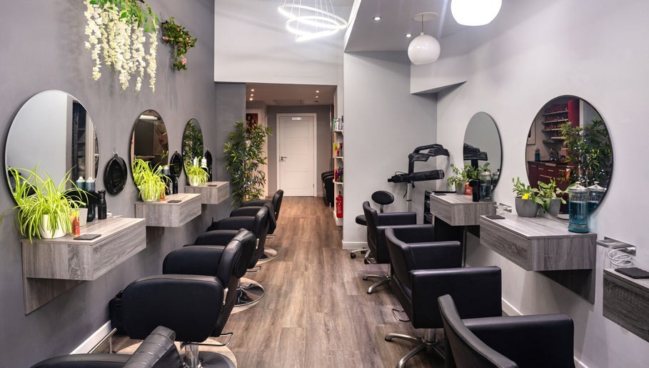 E M Hair Co obrázek 1