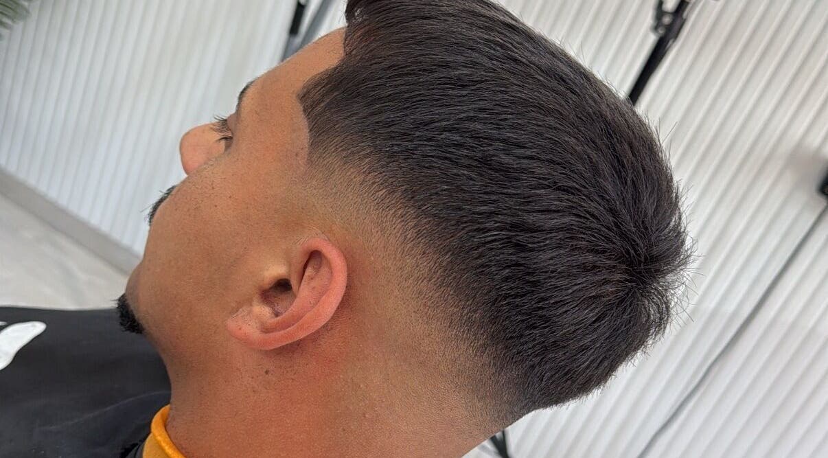 Corte de cabelo elegante no One Level Hair Salon, Quinta Do Conde, Setúbal, PT.