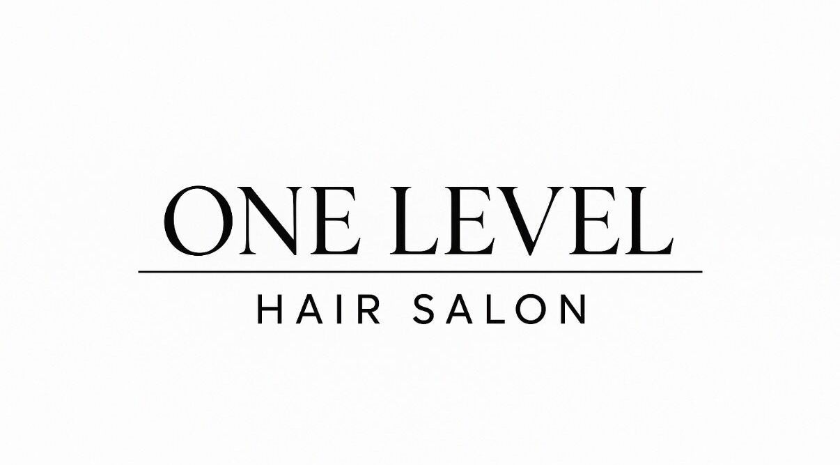 Logotipo do One Level Hair Salon em Quinta Do Conde, Setúbal, PT, destacando design minimalista.