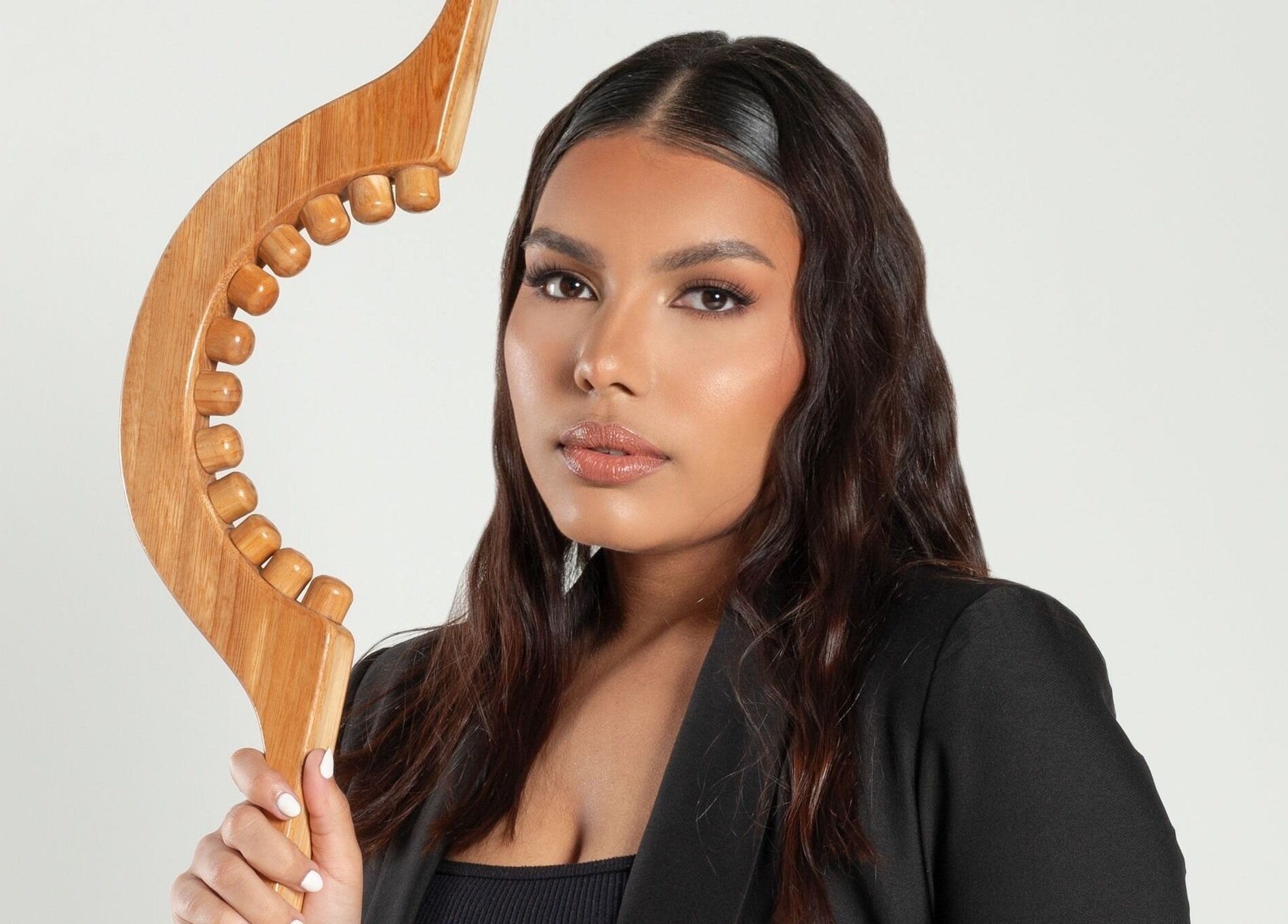 Mujer sosteniendo herramienta de masaje en Hiatus Spa, Valencia, Carabobo, VE.